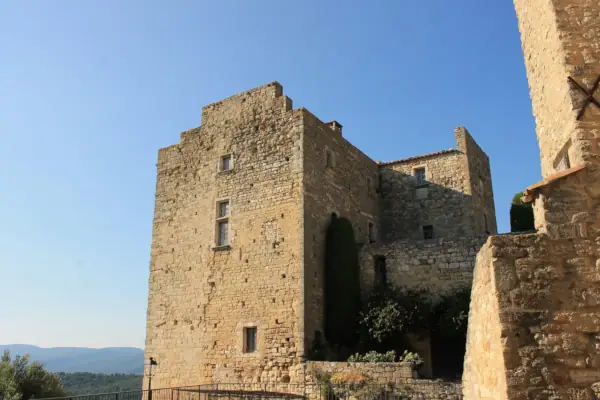 Caseneuve hilltop village in the Luberon